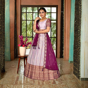 Lehenga Choli de Seda Banarasi con Motivos Tejidos Ricos, Borde Tradicional Ancho, Estilo de Blusa Elegante y Dupatta a Juego - Product Image 2