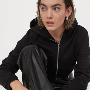 Sudaderas con capucha más vendidas, sudaderas con capucha cortas con cremallera completa para mujer, sudaderas con capucha personalizadas para mujer en color negro disponibles según su demanda. - Product Image 5