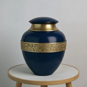 Urna Clásica Azul Marino con Adorno Floral, Recipiente Conmemorativo de Metal con Tapa Segura y Detalles en Oro Refinado - Product Image 2