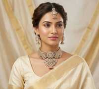 Parure Collier Choker et Boucles d'Oreilles Jhumka Assorties en Laiton Plaqué Or Antique Vert Émeraude avec Zircon et Kundan Polki pour Mariage et Fiançailles