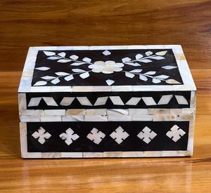 Boîte cadeau moderne en soie sérigraphiée avec incrustation de nacre noire et blanche pour la Saint-Valentin, artisanat de la région de l'Uttar Pradesh - Product Image 1