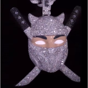 จี้เงินแท้ S925 ประดับโมอิสซาไนต์รูปนินจาและดาบคู่ สามารถดึงดาบออกได้ ประดับโมอิสซาไนต์เต็มชิ้น ดีไซน์ทันสมัย สไตล์ฮิปฮอป ปรับแต่งได้ - Product Image 1