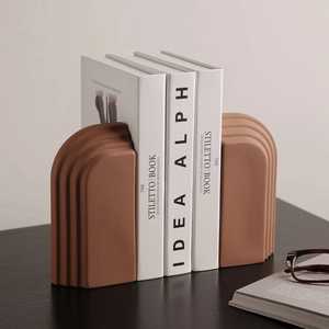 Paire d'entretoises à livres en bois sculpté, design arrondi et superposé, minimaliste, décoratif, artisanal, écologique, moderne - Product Image 6