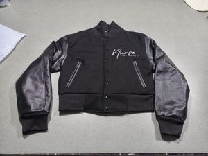 Chaqueta Varsity Corta Premium para Mujer – Cuerpo 100% Lana + Mangas de Cuero Genuino – Chaqueta Bomber Personalizable con Letras - Product Image 5