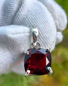 Colgante de granate con forma de cojín, delicado, de plata de ley 925, minimalista, hecho a mano, joyería con piedras preciosas para mujer, joyería fina. - Product Image 6