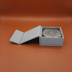 Quemador de incienso Bakhoor de madera con tapa metálica plateada con diseño de rayos de sol en una caja de cuero gris, perfecto para presentar fragancias para el hogar. - Product Image 4