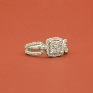Anillo de Moissanita Minimalista con Halo Cuadrado en Plata S925 para Mujer, Estilo Boda - Product Image 2