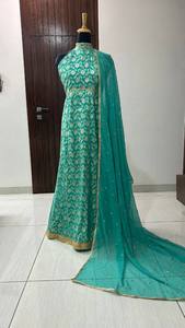 Robe longue en soie jacquard banarasi de qualité supérieure avec bordure décorée, accompagnée d'un dupatta en georgette à bordure sequinée, idéale pour les occasions festives. - Product Image 6