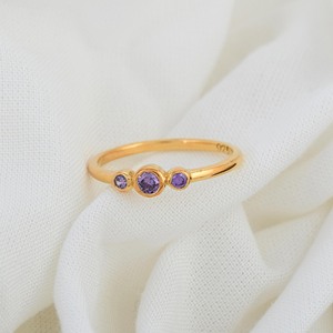 Bague fine en argent sterling 925 plaqué or jaune minimaliste avec trois pierres d'améthyste, sertie en clos, pour usage quotidien, unisexe, bijoux fins - Product Image 2