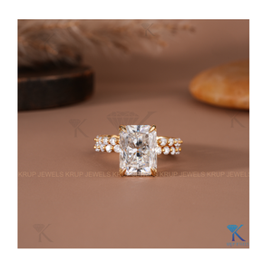 Conjunto nupcial delicado con corte radiante y bandas a juego con pavé festoneado en oro amarillo, anillo apilable para mujer, joyería para uso diario - Product Image 1