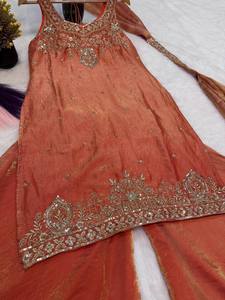 Vestido de Novia Tradicional Indio/Pakistaní para Mujer, Naranja, Bordado y con Relieve, Largo hasta el Suelo, Conjunto de Seda Pura, Corte Holgado, Envío Rápido - Product Image 5