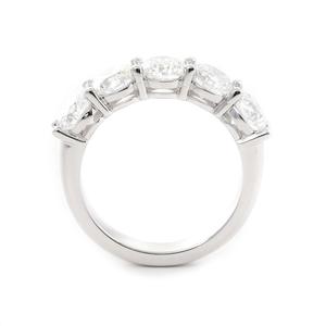 Anillo de aniversario con 5 diamantes redondos brillantes de 5 mm - Engaste de cesta con puntas compartidas - Anillo de boda clásico con diamante certificado por IGI - Product Image 4