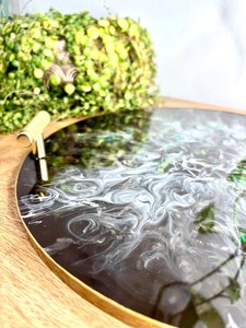 ถาดเรซิ่นลายสโมคกี้ – ถาดอีพ็อกซี่ทรงกลมพร้อมหูจับและประกายโฮโลแกรม - Product Image 4
