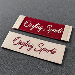 Étiquettes de vêtements rectangulaires brodées Oxytag Sports, drapeau brodé, rouge et beige, prix bas, vente en gros personnalisée, OEM - Product Image 5