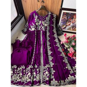 Robe de soirée trapèze faite main par un créateur, imprimé floral, en organza brodé avec des broderies Zari, taille empire - Product Image 2