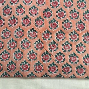 ผ้าฝ้ายพิมพ์ลายดอกพีชแบบบล็อกพิมพ์ลายด้วยมือ ผ้าฝ้ายพิมพ์ลายดอกไม้สีชมพูแบบอินเดีย ทำด้วยมือจากเมืองชัยปุระ ลายพิมพ์เล็กๆ - Product Image 3