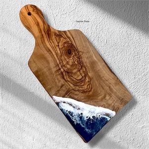 Tabla de servir de madera de olivo y resina con diseño de océano azul, tabla de cortar de madera hecha a mano para cocina y comedor - Product Image 1
