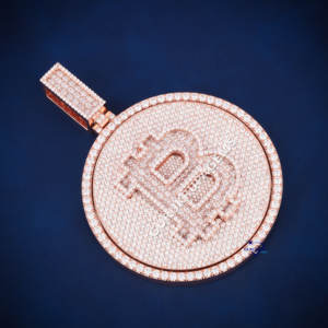 Colgante hip hop RTS con logotipo personalizado de plata 925 con diamantes moissanita de corte redondo y baguette con claridad D VVS para hombres y mujeres. - Product Image 2