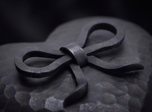Custom Sculptural Bow Black Heart Metal Date And Dry Fruit Storage Box Romantic Container - Product Image 2