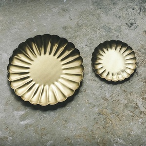Plato de Metal Dorado con Borde de Pétalos y Diseño Acanalado Texturizado para Servir Alimentos, Dulces, Aperitivos, Eventos y Decoración de Mesa - Product Image 3