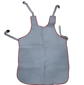 Tablier de protection anti-chaleur gris avec bordure rouge, coutures surjetées, bretelles réglables - Product Image 1