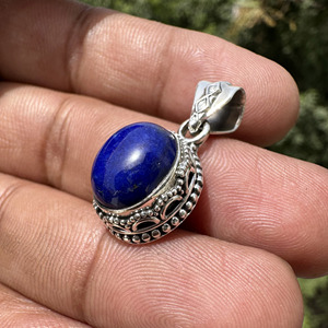 Pendentif en Lapis Lazuli Naturel en Gros, Argent Sterling 925, Bijou Vintage Orné de Perles et de Motifs Roulés, Style Bohème Chic, Pierre Précieuse Ovale Bleue - Product Image 4