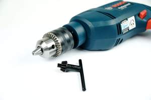 Taladro percutor con cable GSB 550 Freedom Kit con mandril ergonómico de agarre suave, diseñado para perforar en ladrillo, hormigón y piedra. - Product Image 6