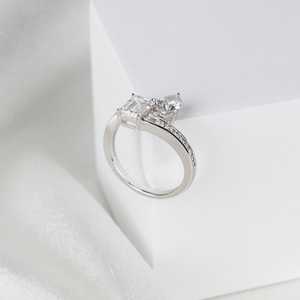 Anillo de boda de dos piedras con perla y esmeralda de laboratorio estilo Toi Moi para mujer, oro blanco de 14 quilates, regalo moderno de aniversario para parejas - Product Image 2