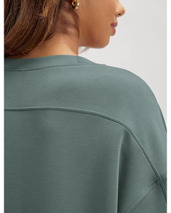 Sweat à capuche noir tendance pour femme, en tissu non tissé respirant et à séchage rapide, avec logo avant et manches unies, idéal pour un style urbain audacieux en hiver. - Product Image 5