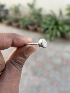 Anillo de cóctel étnico hecho a mano en plata con diseño de pirita en bruto de forma irregular, el más popular, del fabricante de joyas. - Product Image 2