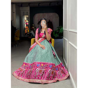 Chinon Laheriya-Estampado de Patola Con Lentejuelas Bordadas Lehenga Choli - Product Image 2