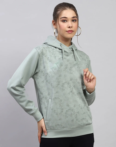 Hoodie floral tendance Blooming Style en vert, inspiré de la nature, ambiance fraîche, style effortless, parfait pour les tenues décontractées, par Ako - Product Image 4