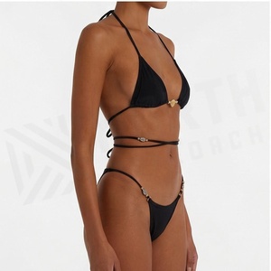 Ensemble bikini deux pièces noir avec haut halter orné de bijoux en forme de coquillages et bas string - Product Image 3