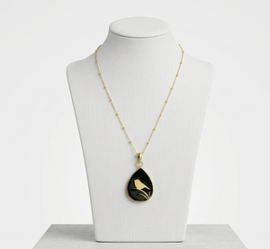 Pendentif artisanal tendance en laiton doré avec oiseau en émail noir pour femme, chaîne ajustable résistante au ternissement, idéal pour les fiançailles - Product Image 3