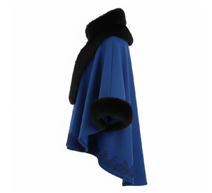Manteau Cape en Laine Bleue pour Femme avec Col et Poignets en Fausse Fourrure Noire – Poncho Élégant et Chaud pour l'Hiver – Vêtement d'Extérieur Tendance – Vente en Gros OEM Personnalisée - Product Image 4