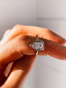 Anillo de Compromiso Solitario con Diamante Cultivado en Laboratorio de 1.50CT, Forma de Pera, Oro Sólido de 14K, Bisel de Dos Tonos, Anillo de Promesa Nupcial - Product Image 3