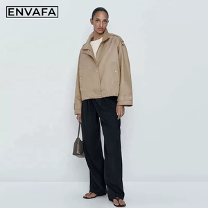 Gabardina Delgada Impermeable Personalizada con Logotipo, Corta, Informal, con Botones Dorados, Cuello Camisero, para Mujer - Product Image 6