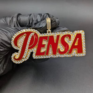 Colgante de letra Pensa chapado en oro con esmalte rojo y engaste de bisel de cristal y diamantes de imitación, amuleto de lujo unisex - Product Image 3