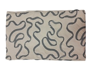 Approvisionnement en gros de popeline de coton blanc avec des embellissements en ruban rayé marine pour les collections de mode contemporaine - Product Image 1