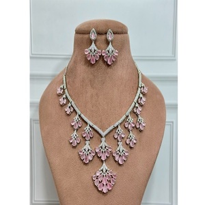 Ensemble collier et boucles d'oreilles tendance en zircon plaqué argent de qualité supérieure exclusive pour les occasions spéciales comme les fiançailles, les mariages et les soirées. - Product Image 1