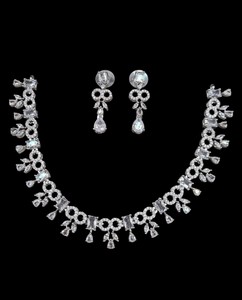Parure de collier double cercle de créateur avec diamants américains, pierres rectangulaires, pendentifs feuille marquise et boucles d'oreilles assorties pour les soirées - Product Image 4