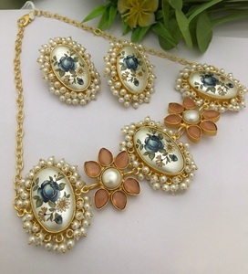 Ensemble de collier et boucles d'oreilles en laiton plaqué or de qualité supérieure, style antique fusion, pour femmes, idéal pour un cadeau de mariage ou d'anniversaire - Product Image 3