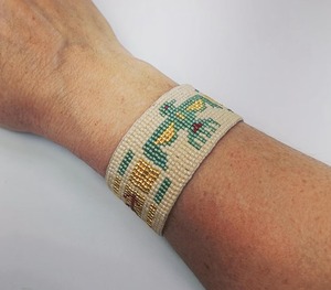 Bracelet perlé fait main avec motif d'oiseau, fermoir doré, bijoux de luxe exquis - Product Image 2