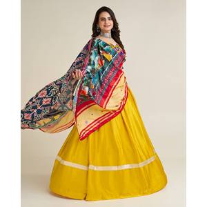 Lehenga Choli en soie de créateur pour mariages, orné de broderies et de sequins - Product Image 2
