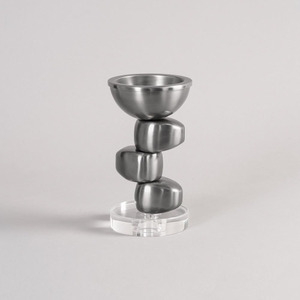 Brûleur d'encens moderne en argent brossé avec bol supérieur en forme de galets empilés et support de base circulaire en acrylique transparent pour parfum - Product Image 1