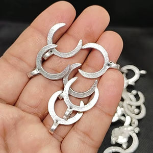 จี้ทองเหลืองสั่งทำพิเศษ มีลวดลายพระจันทร์เสี้ยวแบบนูน สำหรับงานออกแบบเครื่องประดับ และสำหรับขายต่อ - Product Image 1