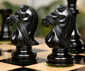 Ensemble d'échecs Premium Noble Stallion 4.8 King en ébène et buis naturel, édition de luxe à prix avantageux - Product Image 1