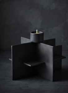 Candelabro de Metal Oscuro de Lujo con Placas Cruzadas Entrelazadas, Forma Arquitectónica, Elegante Centro de Mesa para Comedor - Product Image 2