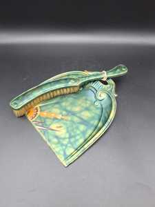 Juego de Recogedor y Cepillo de Metal Futurista Decorado con Motivos Geométricos - Product Image 2
