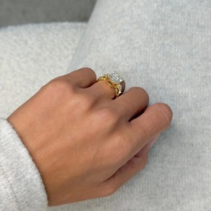 Anillo de Diamantes de Tres Piedras con Corte Radiante de 6 Quilates _ Piedras Laterales con Corte en Forma de Cometa _ Doble Punta _ Oro Amarillo de 18K _ Certificado IGI - Product Image 2